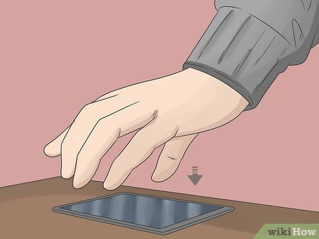 Step 2 Don’t get distracted by your phone during a date.